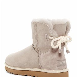 UGG Selene boots size 8 ( runs large)